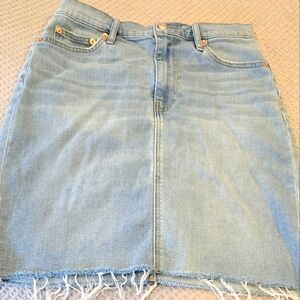 GAP women's lightwash denim skirt size 30 waist.